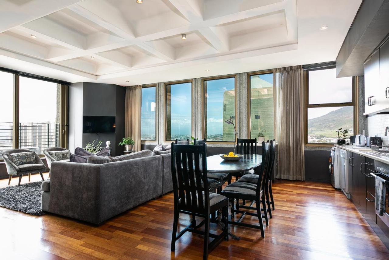#1701 Cartwright - Dark Glamour Appartement