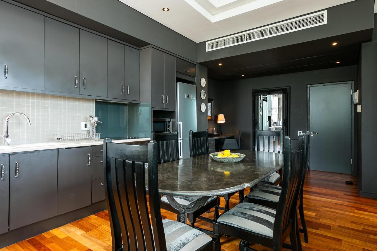Appartement #1701 Cartwright - Dark Glamour