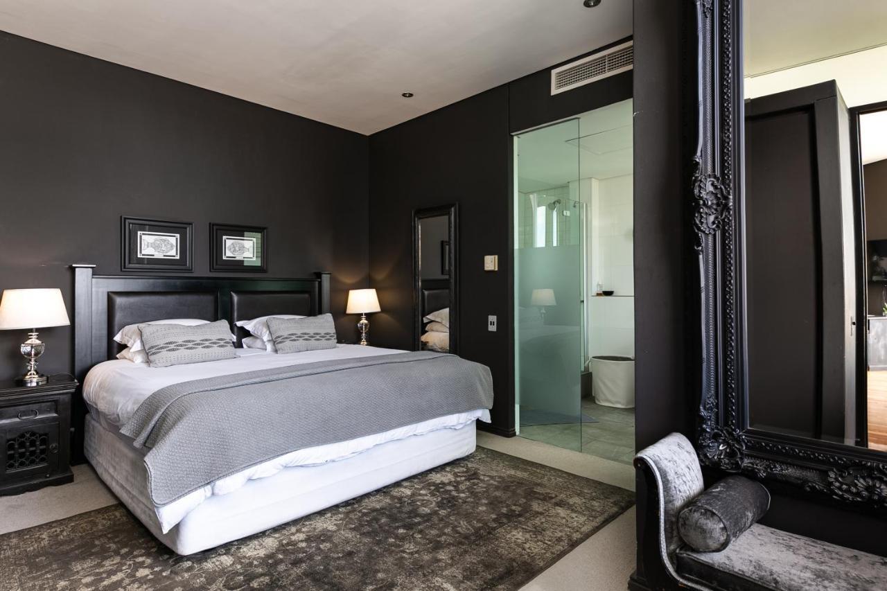 #1701 Cartwright - Dark Glamour Appartement *