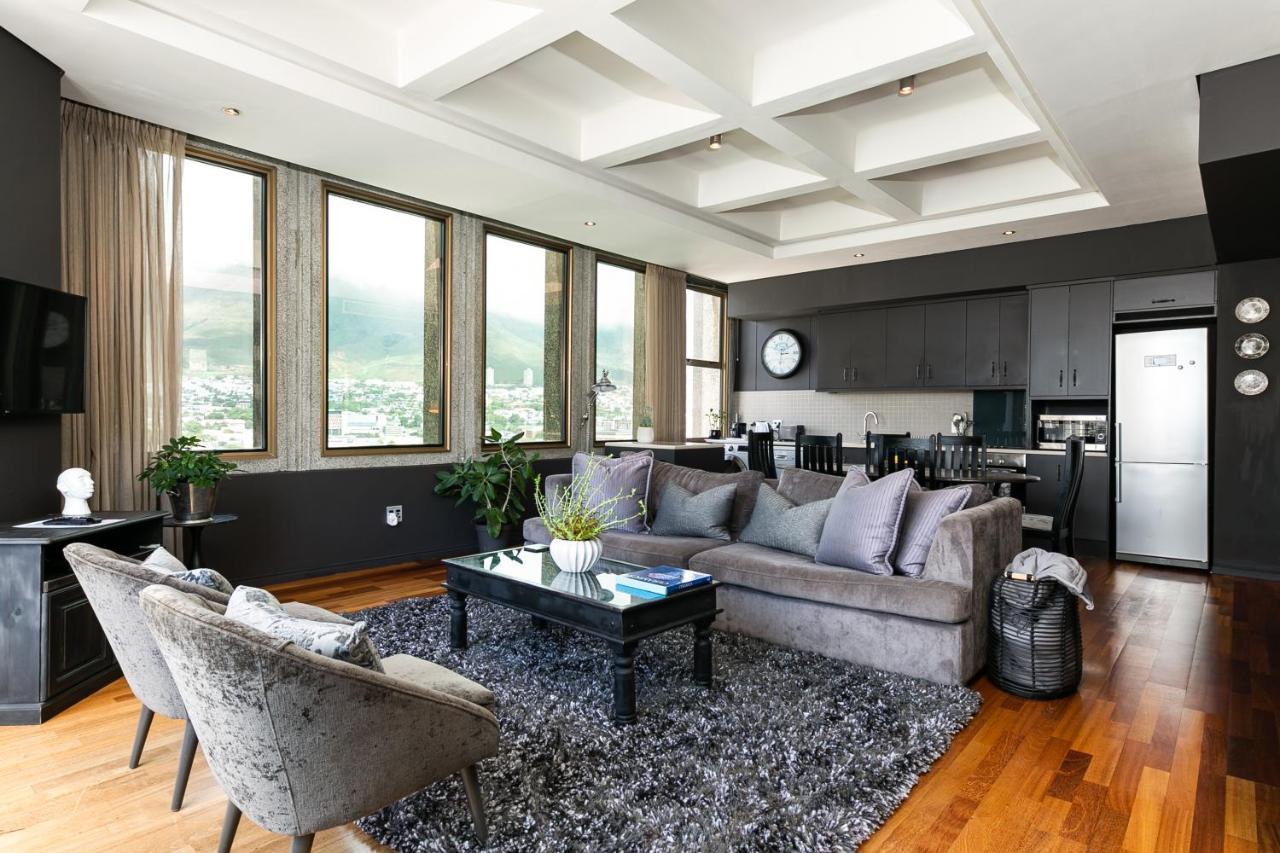 #1701 Cartwright - Dark Glamour Appartement *