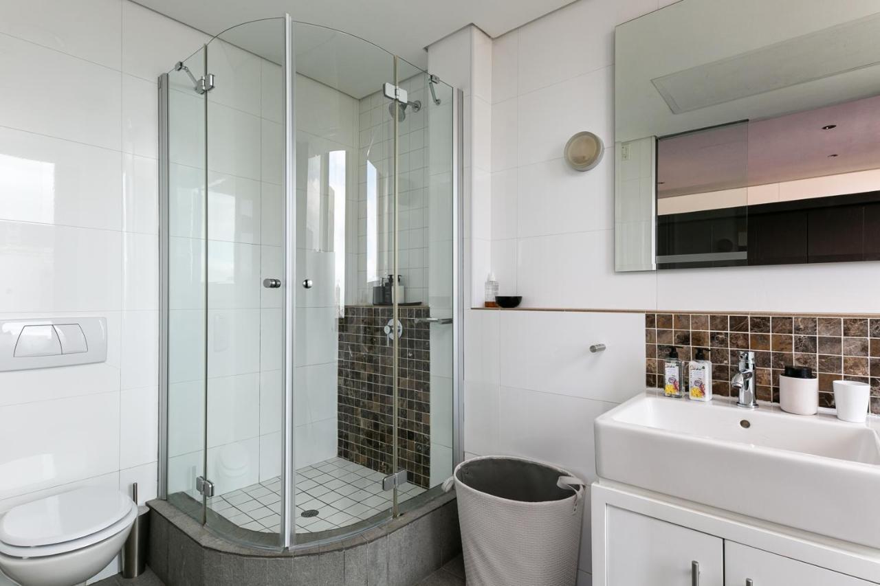 #1701 Cartwright - Dark Glamour Appartement